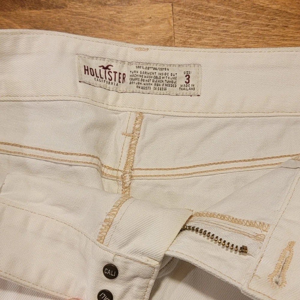Hollister California,2 button Denim skirt, Size 3 - Picture 3 of 5